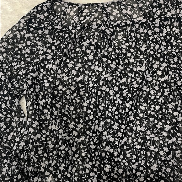 Old Navy Black and White Floral Blouse - Picture 7 of 7